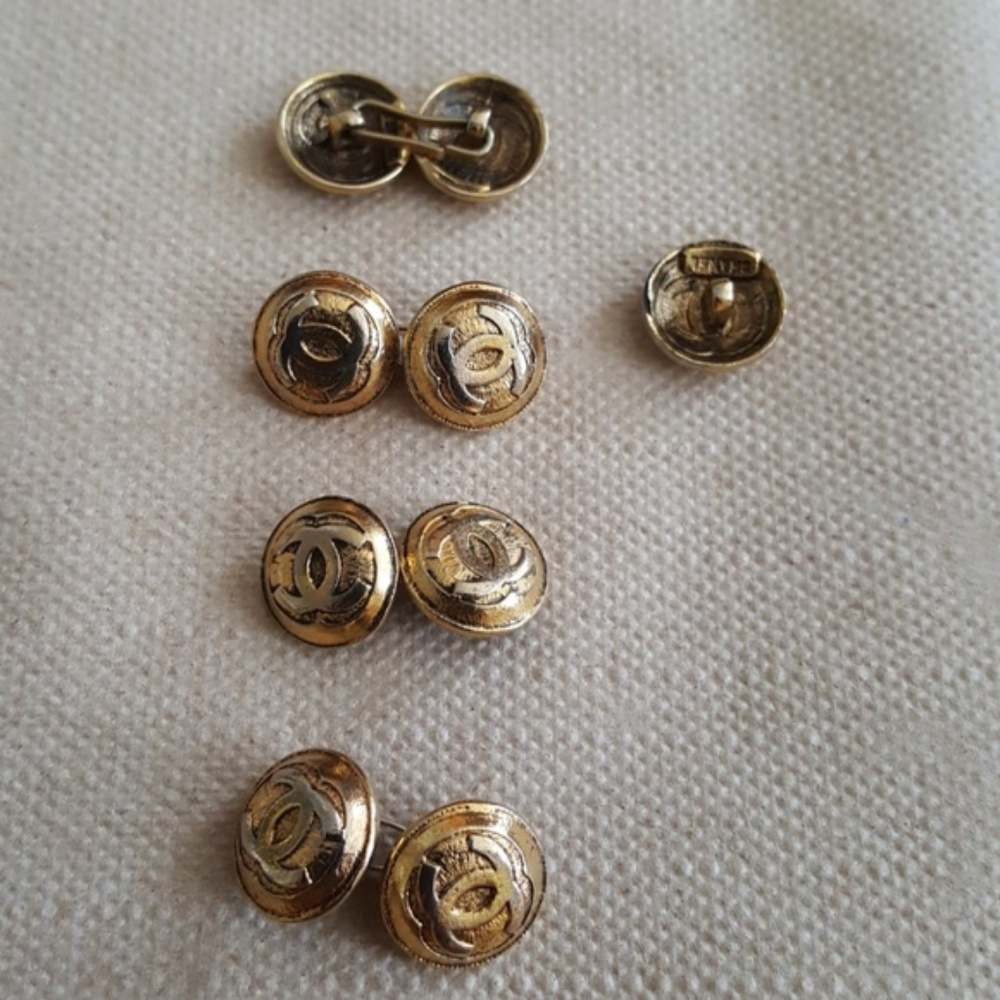 CHANEL BUTTONS - Picture 3 of 6